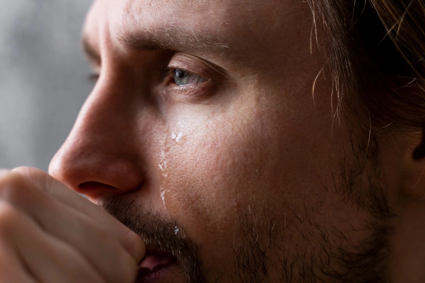 Vontade de chorar sem motivo: o que isso pode significar?