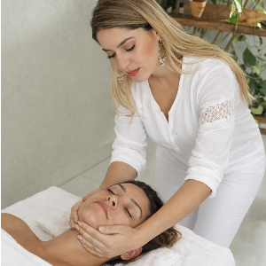 Massagem Relaxante com Pedras Vulcânicas Quentes